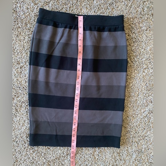 Accepting offers- Elle Black and Gray Pencil Skirt - Picture 3 of 4